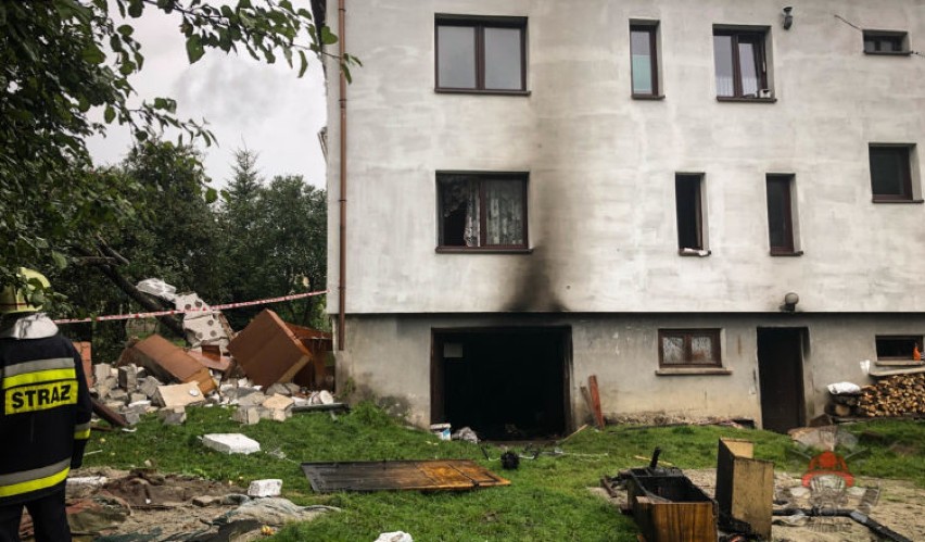 Wybuch i pożar budynku mieszkalnego w Kamesznicy. Ewakuowało się 7 osób [ZDJĘCIA]