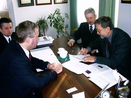 Dyrektor Rogowicz (pierwszy z prawej) i Marek Modrzejewski (obok), starosta tczewski podpisali umowę o wykonaniu remontu drogi w Bałdowie.