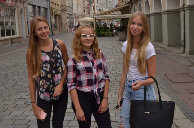 Wiktoria, Paulina i Karolina (od prawej)  to  idealne przykłady tzw. street fashion, której - jak mówi nasz stylista - brakuje na opolskich ulicach

Na uwagę zasługują szczególnie spodnie Wiktorii: poszarpane z podwyższonym stanem przywodzą na myśl lata 60.