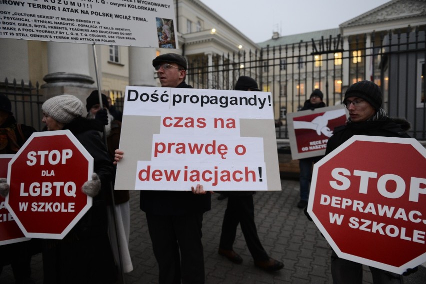 Manifestacja anty LGBT w Warszawie. "Stop deprawacji" i...