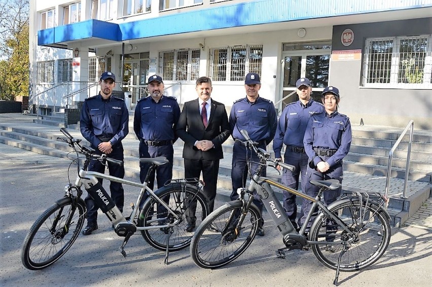 Policjanci z Chełma mają nowe elektryczne rowery do patroli. Zobacz zdjęcia