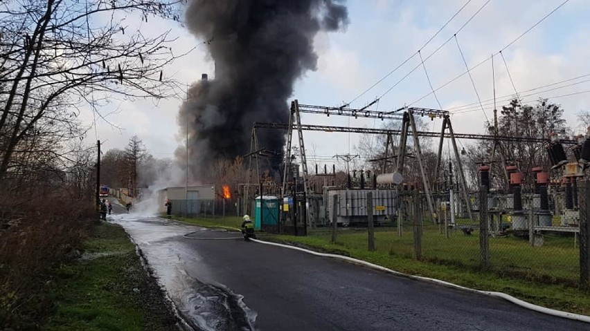Pożar w Wojkowicach. Paliły się zbiorniki z olejem na terenie zakładu [ZDJECIA]