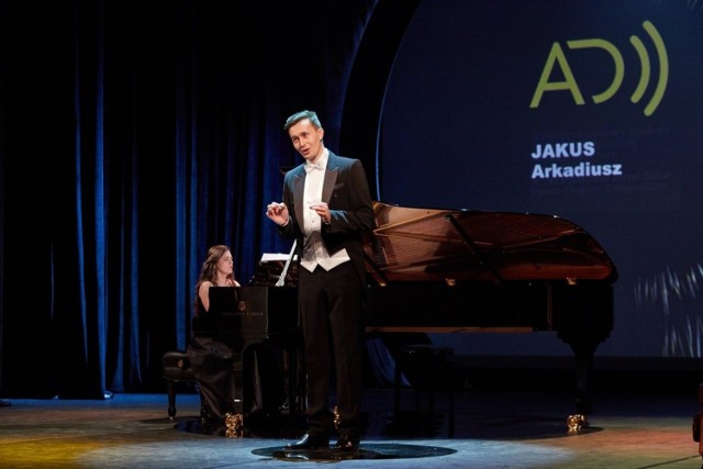 Jeden z wykonawców Arkadiusz Jakus jest solistą Teatru Wielkiego w Łodzi.