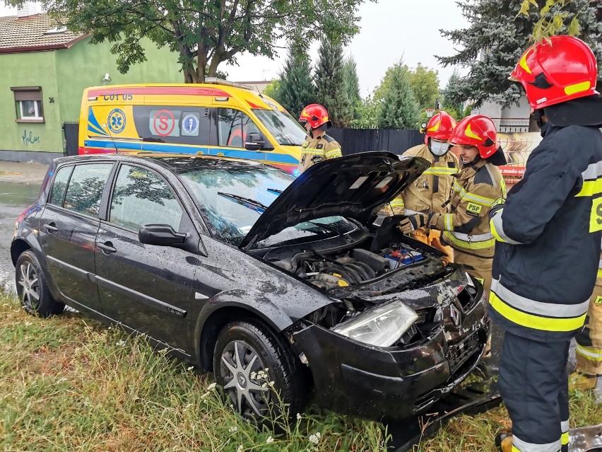 Renault uderzył w drzewo na ulicy Okrężnej we Włocławku.