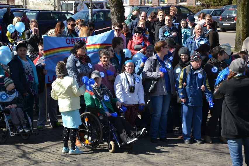 Niebieski Marsz w Malborku [ZDJĘCIA]. Solidarność z osobami autystycznymi zamanifestowana na ulicy