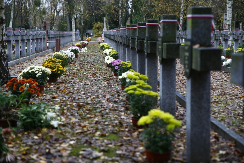 Morze chryzantem przy grobach zasłużonych. Żołnierze pamiętali o bohaterach