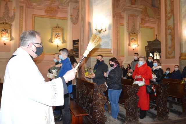 Dziś Wielka Sobota. W tradycji katolickiej jest to dzień święcenia pokarmów wielkanocnych. W tym roku, ze względu na pandemię, ponownie każdy może pobłogosławić swoje pokarmy w domu, jednak wielu mieszkańców Opatowa postanowiło odwiedzić kościoły także po to, by pomodlić się przy grobie Jezusa. Święcenia w parafiach odbywały się na zewnątrz, na przykościelnych placach aż do momentu, kiedy zaczął padać deszcz. Wtedy celebrację trzeba było przenieść do środka.

W galerii prezentujemy zdjęcia ze święcenia w kolegiacie świętego Marcina w Opatowie, a także przed kościołem ojców Bernardynów.