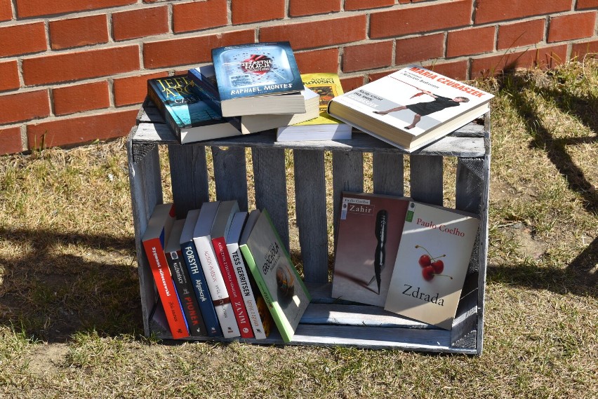 Pleszew. Stacja literacka, czyli "Czytelnia pod chmurką" przy pleszewskiej bibliotece
