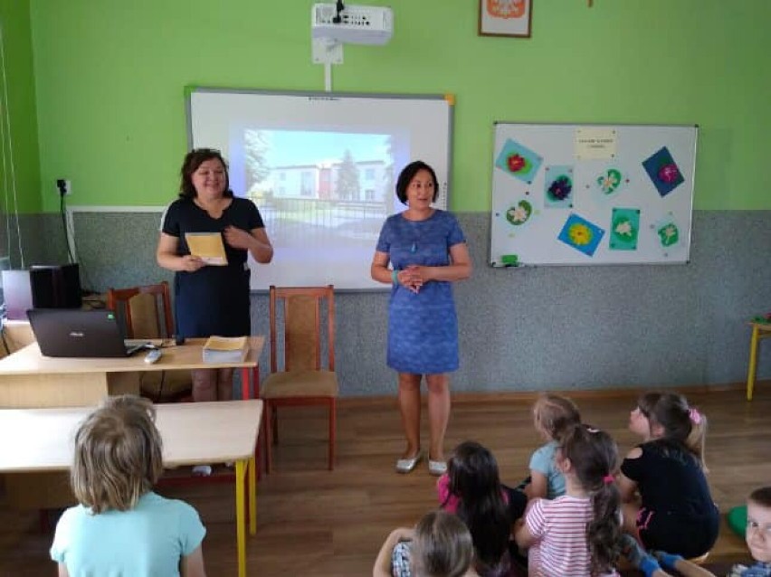 Przedszkolaki i uczniowie z SP w Sieńcu spotkali się z Joanną Gradowską,  autorką książki "Jak powstał Wieluń. Legenda"