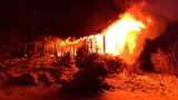 Pożar w Gniewoszowie w gminie Międzylesie i dramatyczna akcja ratunkowa. Miała tu być piękna agroturystyka, obiekt spłonął  