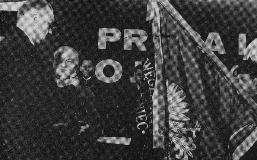 W 1971 r. premier Piotr Jaroszewicz udekorował sztandar...