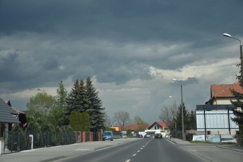 Powiat nowotomyski: Ciemne chmury na niebie. Czy w końcu spadnie deszcz? [FOTO]