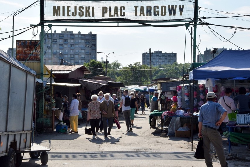 Tłumy na kieleckich bazarach. Szukamy na nich tańszych owoców, warzyw, ale też mięsa czy odzieży. Zobacz zdjęcia