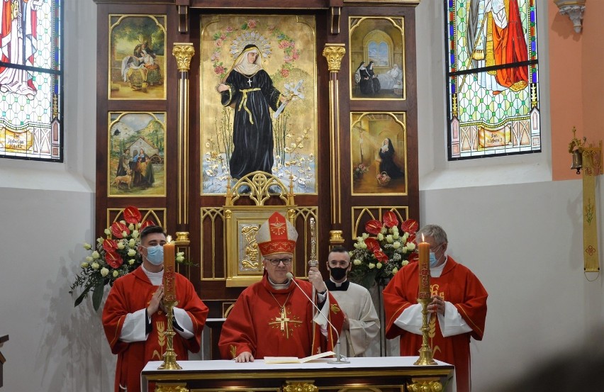 Bp Andrzej Czaja przy głównym ołtarzu odczytał dekret o...