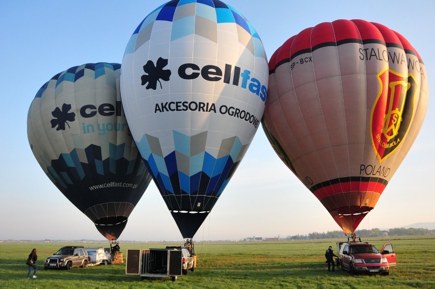 Majówka z balonami w Krośnie. Aerostaty nad miastem i atrakcje przy hali MOSiR [ZDJĘCIA]