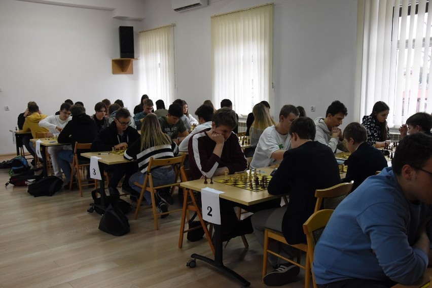 Wojewódzki finał mistrzostw szachowych w Wieluniu. Reprezentacja I LO tuż za podium 