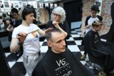 Fryzjerzy ścinali włosy na rzecz WOŚP (ZDJĘCIA)