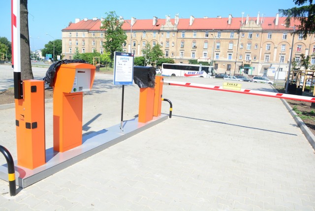 Aby wjechać na parking przy radomskim kinie Helios należy najpierw pobrać bilet.