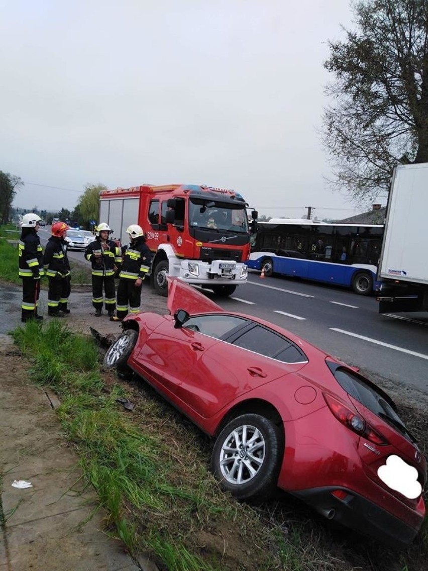 Na krajowej siódemce dwa samochody wpadły na betonowe przepusty