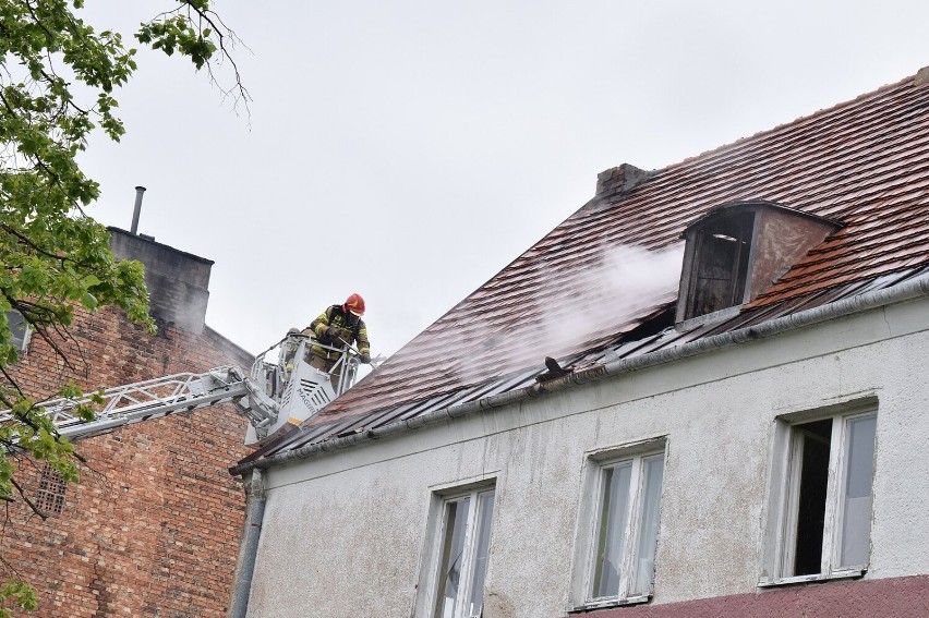 Pożar na Jagiellońskiej we Włocławku. 5 zastępów Straży Pożarnej w akcji  [zdjęcia, wideo]