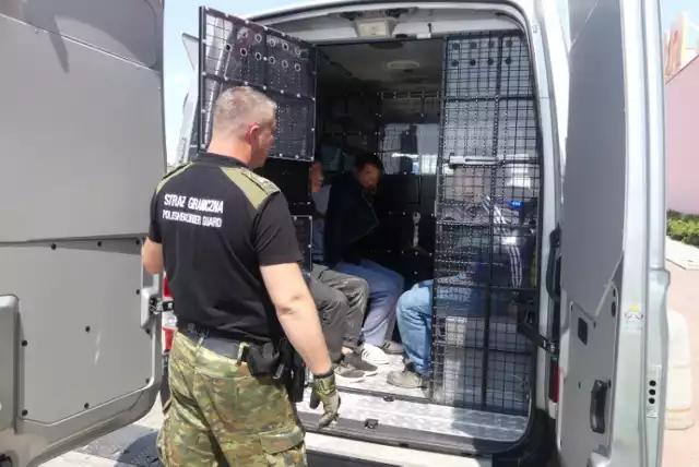 Strażnicy graniczni ze Śląskiego Oddziału Straży Granicznej w Raciborzu, z placówki w Bielsku-Białej zatrzymali 31 nielegalnych migrantów. Do zatrzymania doszło w miniony weekend, w powiecie żywieckim. Cudzoziemcy byli przewożeni w samochodzie dostawczym