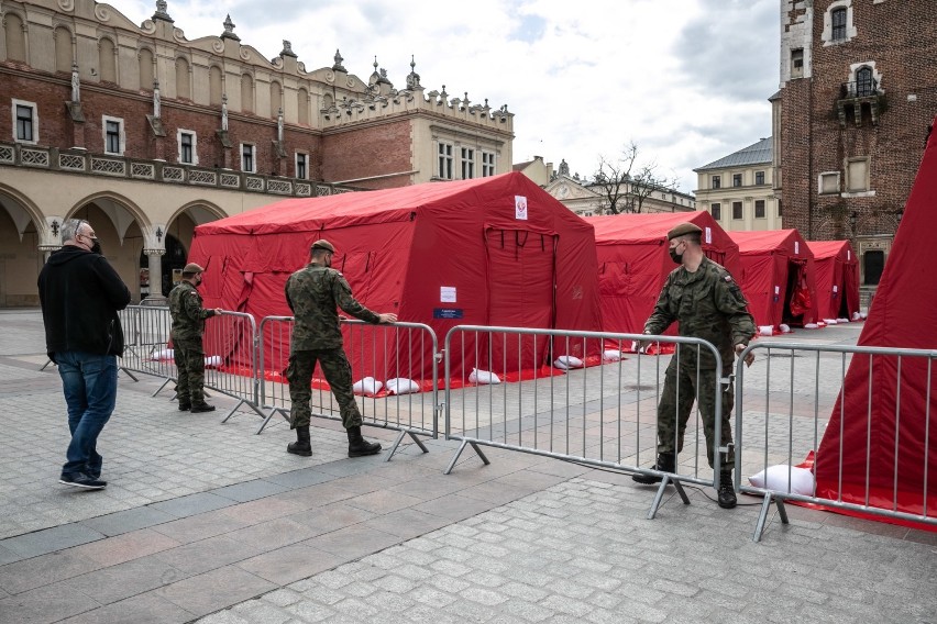 Kraków. Mobilny punkt szczepień na Rynku Głównym