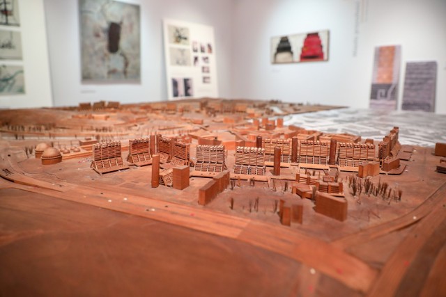 Na wystawie zobaczymy projekty odbudowy, plany urbanistyczne, modele budynków, a także dzieła sztuki podarowane przez polskich artystów do powstającego Muzeum Sztuki Współczesnej w Skopje