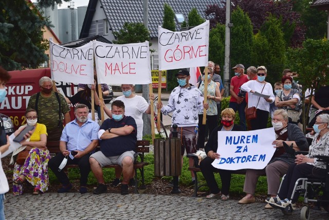 Mieszkańcy żądali m.in. przywrócenia do pracy lekarza Leszka Wiśniewskiego.