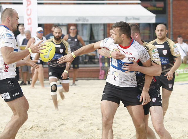 Rugby na plaży Manufaktury.