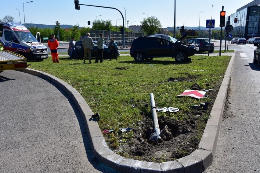 Groźne zderzenie w centrum Kielc, obok galerii Echo [ZDJĘCIA] 