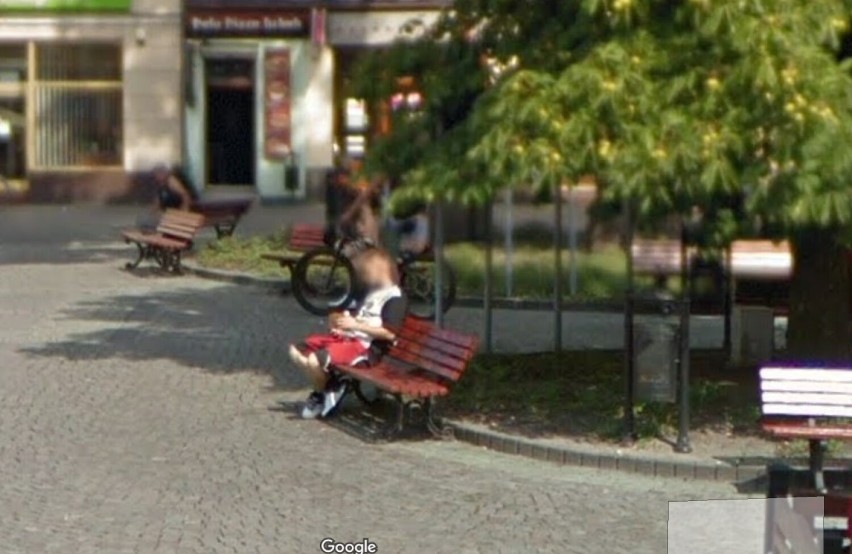 Przysiedli na ławeczce w Lublińcu. Nie wiedzieli, że robią im zdjęcia! Efekt?