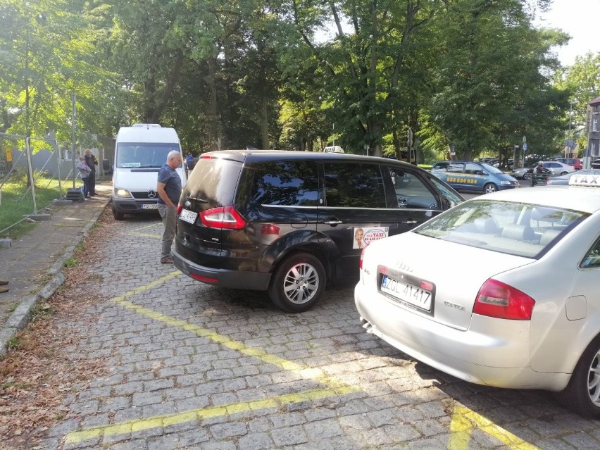 Brakuje ławek, rozkładów, porządku. Chaos na tymczasowym przystanku busów w Goleniowie