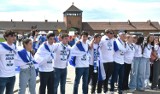 Marsz Żywych 2024 w Oświęcimiu. Kilka tysięcy Żydów, razem z grupą Polaków, przeszło „Drogą Śmierci” z Auschwitz I do Birkenau