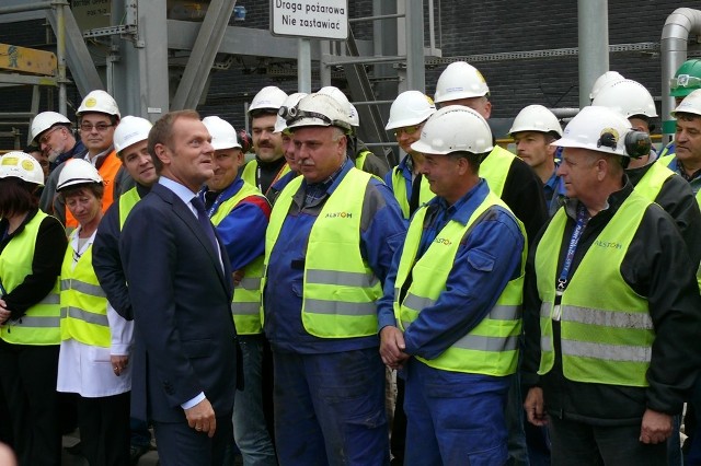 Kampania wyborcza nabiera tempa, więc premier Donald Tusk nie omieszkał zobaczyć nowego bloku  i przy okazji pogratulować pracownikom