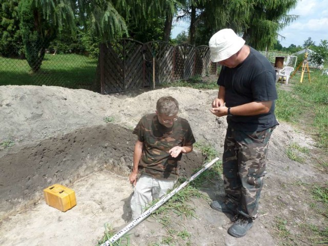 Archeolodzy Dariusz Wyczółkowski i Adam Kędzierski znaleźli m.in. bryłkę szkła importowaną prawdopodobnie z Bizancjum