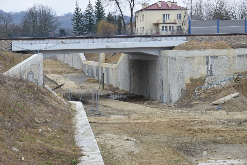 Tarnów. Robotnicy wracają na plac budowy nowej drogi pod al. Tarnowskich [ZDJĘCIA]