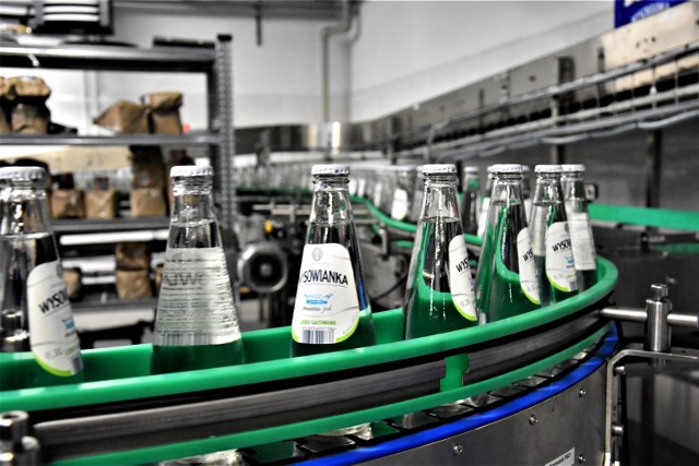 Dwadzieścia tysięcy butelek Wysowianki schodzi każdej godziny z nowej taśmy produkcyjnej w rozlewni w Wysowej-Zdroju. To dwa razy więcej, niż choćby przed rokiem
