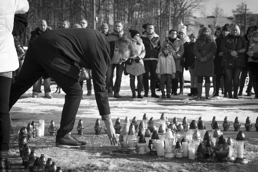 Serce ze zniczy w hołdzie Pawłowi Adamowiczowi, zmarłemu...