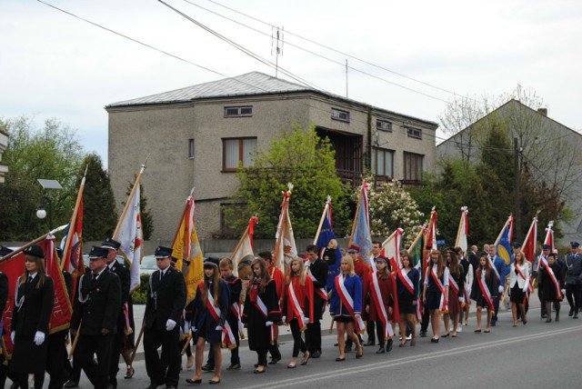 Barwny przemarsz ulicami Włoszczowy w ramach obchodów 225 rocznicy uchwalenia Konstytucji 3 Maja.