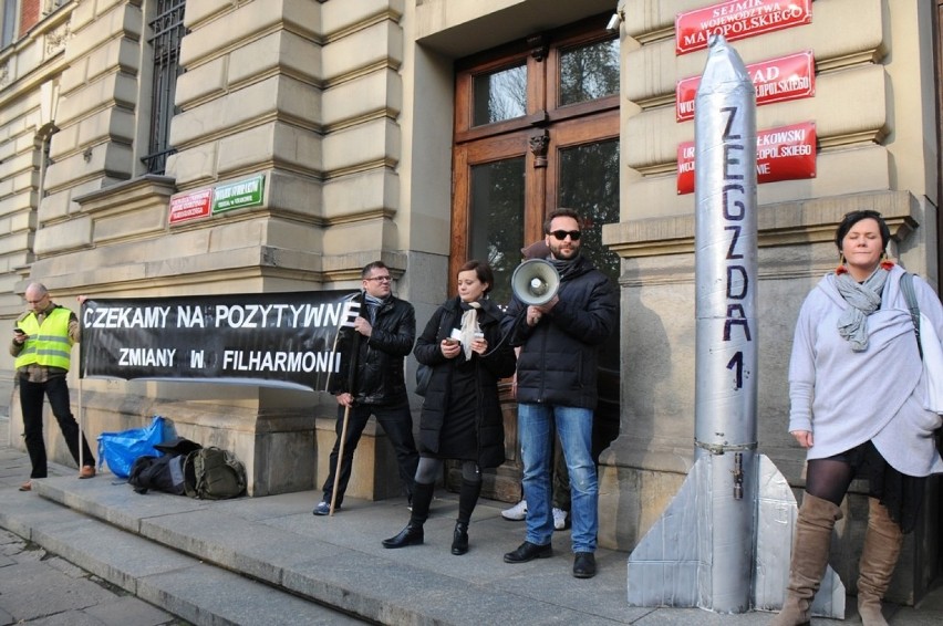 Protest pracowników Filharmonii Krakowskiej [WIDEO, ZDJĘCIA]
