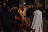 Droga Krzyżowa w Pucku, Wielkanoc 2018. Wierni z krzyżem i modlitwą przeszli wieczornymi ulicami miasta | ZDJĘCIA, WIDEO