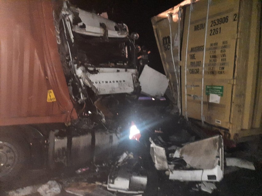 Groźny wypadek drogowy na S7. Zderzyły się dwie ciężarówki