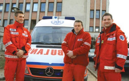 Mamy lepsze warunki pracy, ale pacjenci poczekają dłużej na nasz przyjazd &amp;#8211; mówią lekarze pogotowia. Od lewej: Krzysztof Olborski, Czesław Warlewski i Grzegorz Piechaczek.