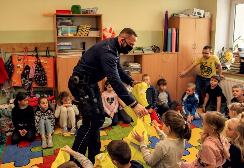 Gra w piłkę z policją? Tak nowodworscy mundurowi pracują z dziećmi