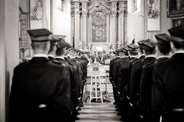 We wtorek w Czerniejewie odbył się pogrzeb mł.bryg Marka Wegnera, komendanta Komendy Państwowej Powiatowej Straży Pożarnej w Gnieźnie.

Zobacz więcej: Powiat Gnieźnieński: Pogrzeb komendanta Marka Wegnera. Żegnały go tłumy ludzi [FOTORELACJA]