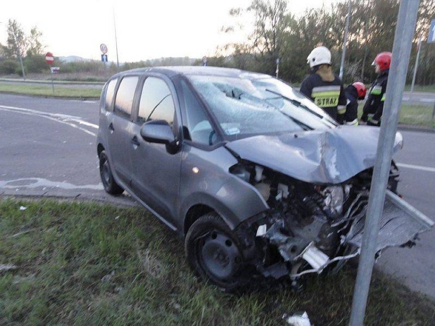 Wypadek o piątej nad ranem. Citroen rozbił się o latarnię