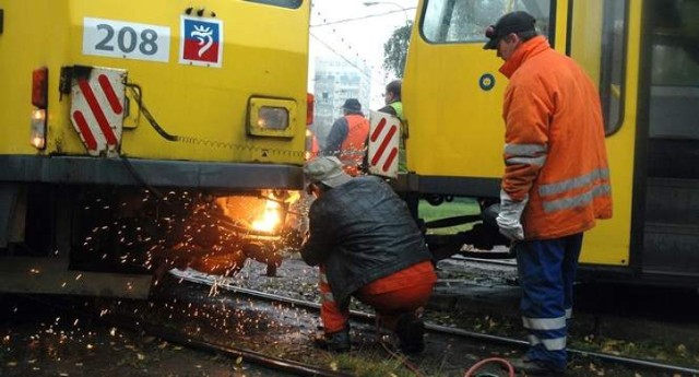 Na Bohaterów Warszawy w Szczecinie stanął tramwaj linii nr 5