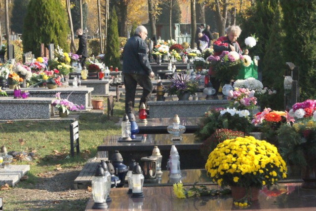 W sobotę wiele osób odwiedziło już groby swoich bliskich na cmentarzu przy ul. Wojkowickiej