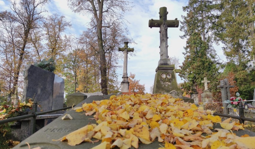 Piotrkowskie cmentarze w jesiennej szacie ZDJĘCIA