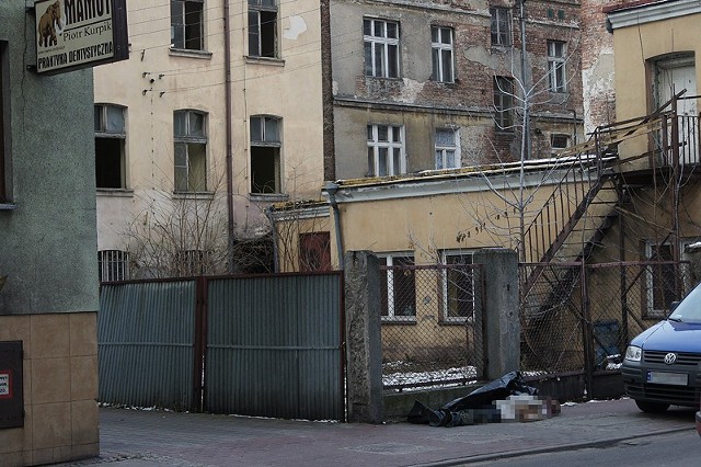 Martwego mężczyznę znaleziono na chodniku przy ulicy Pułaskiego w Kaliszu.